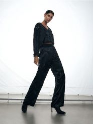 Spodnie z cekinowymi kwiatami - czarny. Czarne spodnie materiałowe damskie Reserved, l, bez wzorów, z satyny. W wyprzedaży za 35.99 zł.