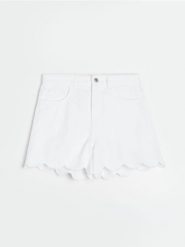 Szorty jeansowe z haftowanymi detalami na nogawce - biały. Białe szorty damskie Sinsay, bez wzorów, z jeansu. Za 69.99 zł.