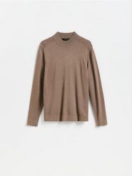 Gładki sweter z półgolfem - brązowy. Brązowe swetry przez głowę męskie Reserved, l, bez wzorów, z dzianiny, bez kołnierzyka. Za 129.99 zł.