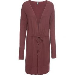 Długi sweter z wiązanym paskiem w talii bonprix czerwony rubinowy. Swetry damskie marki bonprix. Za 79.99 zł.