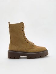 Zamszowe botki - beżowy. Brązowe botki damskie Reserved, ze skóry, bez obcasa, bez zapięcia. W wyprzedaży za 159.99 zł.