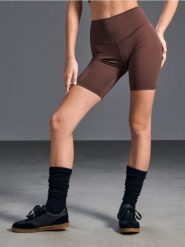 Szorty - brązowy. Brązowe szorty damskie Sinsay, l, bez wzorów, z podwyższonym stanem. W wyprzedaży za 22.99 zł.