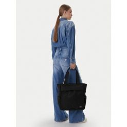 Torebka Guess Jeans. Czarne torebki do ręki damskie Guess Jeans, z aplikacjami, z jeansu, bez dodatków. Za 299.99 zł.