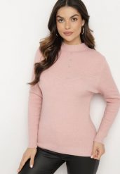 Jasnoróżowy Prążkowany Sweter z Wełną Półgolfem i Guzikami Tinnearia. Czerwone swetry damskie Born2be, bez wzorów, z jeansu, eleganckie, bez kołnierzyka, bez ramiączek, długie, bez kaptura. Za 89.99 zł.