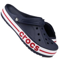 Chodaki klapki sandały sportowe basenowe Crocs CROCBAND. Białe klapki damskie Crocs, bez wzorów, bez obcasa, bez zapięcia. W wyprzedaży za 219.00 zł.