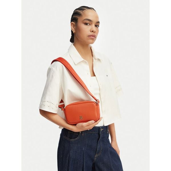 Torebka Tommy Hilfiger. Brązowe listonoszki damskie Tommy Hilfiger, bez wzorów, bez dodatków. Za 409.99 zł.