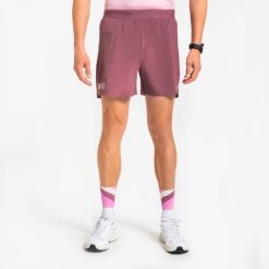 Spodenki do biegania męskie Kiprun "Bougeons en Rose". Fioletowe krótkie spodenki sportowe męskie KIPRUN, l, bez wzorów, z materiału, do biegania. Za 89.99 zł.