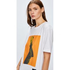 Calvin Klein Jeans - Top. Szare topy damskie Calvin Klein Jeans, z nadrukiem, z bawełny, z okrągłym kołnierzem, z krótkim rękawem. Za 199.90 zł.