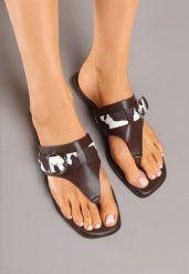 Brązowe Klapki z Ozdobną Klamerką i Wstawkami Animal Print Savicelle. Brązowe klapki damskie Renee, z aplikacjami, eleganckie, bez obcasa, na płaskiej podeszwie. Za 44.99 zł.