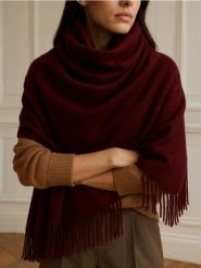 Gładki szalik z frędzlami - bordowy. Czerwone szaliki i chusty damskie Sinsay, bez wzorów. Za 15.99 zł.