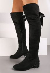 Czarne Kozaki Muszkieterki z Imitacji Zamszu z Długą Dopasowaną Cholewką i Ozdobnym Wiązaniem Hanedelle. Czarne kozaki damskie Born2be, bez obcasa, na płaskiej podeszwie. Za 159.99 zł.