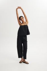 SPODNIE PILAR CZARNE XS - Flawless. Czarne spodnie materiałowe damskie Flawless, uniwersalny, bez wzorów, z materiału. Za 419.00 zł.