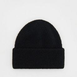 Prążkowana czapka beanie - czarny. Czarne czapki i kapelusze damskie Reserved, bez wzorów, prążkowane. Za 49.99 zł.