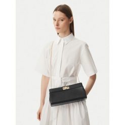 Torebka Tommy Hilfiger. Czarne torebki do ręki damskie Tommy Hilfiger, bez wzorów, wizytowe, bez dodatków. Za 529.99 zł.