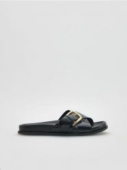 Klapki z klamrą - czarny. Czarne klapki damskie Reserved, bez wzorów, z materiału, bez obcasa. Za 119.99 zł.