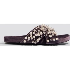 NA-KD Shoes Aksamitne klapki z perełkami - Purple. Fioletowe kapcie damskie NA-KD Shoes, w paski. Za 161.95 zł.