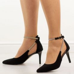 Czarne zamszowe skórzane Polskie szpilki damskie Prestige 2247. Czarne szpilki damskie Prestige, bez wzorów, ze skóry, bez obcasa, bez zapięcia. Za 439.00 zł.