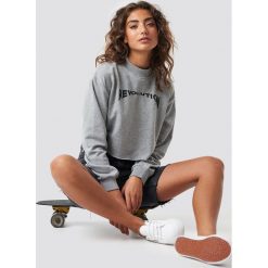 Astrid Olsen x NA-KD Krótka bluza Revolution - Grey. Bluzy damskie marki Astrid Olsen x NA-KD. Za 121.95 zł.