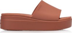 Crocs Klapki damskie Crocs Brooklyn Slide. Klapki damskie Crocs, bez wzorów, sportowe, bez obcasa. Za 259.00 zł.
