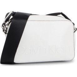 Torebka CALVIN KLEIN - Edged Camera Bag S K60K605117 107. Listonoszki damskie marki Calvin Klein. Za 359.00 zł.