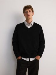 Bawełniany sweter oversize - czarny. Czarne swetry przez głowę męskie Reserved, l, bez wzorów, z bawełny, bez kołnierzyka. W wyprzedaży za 69.99 zł.