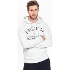 BLUZA MĘSKA TYPU KANGURKA Z NADRUKOWANĄ APLIKACJĄ. Bluzy męskie marki TOP SECRET. W wyprzedaży za 69.99 zł.