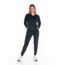 Podstawowy damski dres „Welcome Back” z kapturem i zamkiem błyskawicznym. Czarne obuwie sportowe damskie LEONE 1947 APPAREL, bez wzorów, z dresówki, na fitness i siłownię. W wyprzedaży za 292.40 zł.