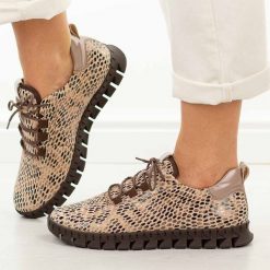 Złote skórzane Polskie półbuty damskie Aga 2372. Żółte półbuty damskie AGA, na jesień, bez wzorów, z jeansu, biznesowe, z okrągłym noskiem, bez obcasa, bez zapięcia. Za 469.00 zł.