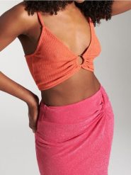 Prążkowana koszulka z połyskiem i pierścieniem na dekolcie - pomarańczowy. Brązowe t-shirty damskie Sinsay, l, bez wzorów, prążkowane, bez kołnierzyka. Za 25.99 zł.