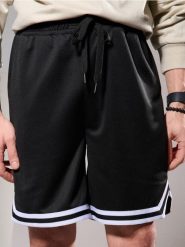 Szorty w stylu koszykarskim - czarny. Czarne szorty męskie Sinsay, l, bez wzorów. Za 29.99 zł.