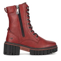 Trzewiki Mustang. Czerwone botki damskie Mustang, bez obcasa, na słupku, bez zapięcia. Za 299.99 zł.