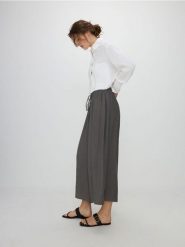 Spodnie culotte z wiskozy - ciemnoszary. Szare spodnie materiałowe damskie Reserved, l, bez wzorów, z tkaniny. W wyprzedaży za 69.99 zł.