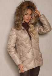 Beżowa Kurtka z Pikowanymi Przeszyciami i Kapturem Zdobionym Odpinanym Futerkiem Sagida. Brązowe kurtki damskie Renee, l, z aplikacjami, z jeansu, trekkingowe. Za 174.99 zł.