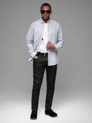 Elegancka męska koszula oxford z haftem i kieszonką – błękitna V1 - Rozmiar: M. Niebieskie koszule męskie Ombre Clothing, m, bez wzorów, z bawełny, biznesowe, bez kołnierzyka, bez ramiączek. W wyprzedaży za 109.99 zł.