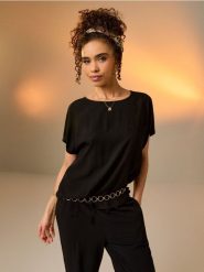 Wiskozowa bluzka - czarny. Czarne bluzki damskie Sinsay, l, bez wzorów, z wiskozy, bez kołnierzyka, bez ramiączek. Za 25.99 zł.