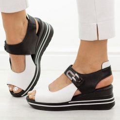 Białe skórzane sandały damskie na koturnie M.Daszyński 25144-1. Białe sandały damskie M.Daszyński, bez wzorów, ze skóry, bez obcasa, na koturnie, bez zapięcia. Za 219.00 zł.