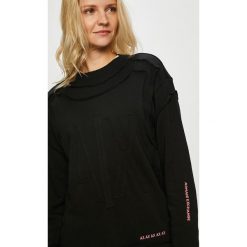 Armani Exchange - Bluza. Czarne bluzy damskie Armani Exchange, z aplikacjami, z bawełny. W wyprzedaży za 459.90 zł.