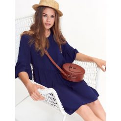 ELEGANCKA SUKIENKA Z FALBANKAMI PRZY RĘKAWACH. Szare sukienki damskie marki TROLL, na lato, bez wzorów, z tkaniny, eleganckie, bez kołnierzyka, bez ramiączek. W wyprzedaży za 69.99 zł.