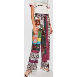 Desigual - Spodnie. Spodnie materiałowe damskie marki Desigual. Za 449.90 zł.