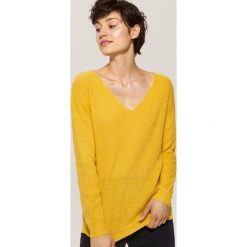 Sweter z dekoltem w serek - Żółty. Swetry damskie marki House. Za 69.99 zł.