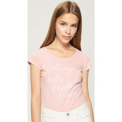 Bawełniana koszulka z napisem - Różowy. Czerwone t-shirty damskie Sinsay, z napisami, z bawełny. Za 9.99 zł.