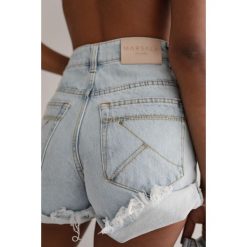 Szorty jeansowe z wysokim stanem w kolorze LIGHT BLUE - VANITY. Niebieskie szorty sportowe damskie Marsala, na lato, xs, bez wzorów, z denimu, casualowe, z podwyższonym stanem. Za 349.90 zł.