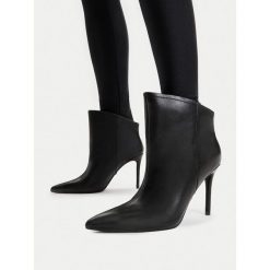 Botki GINO ROSSI. Czarne botki damskie Gino Rossi, bez obcasa, na szpilce, bez zapięcia. Za 399.99 zł.