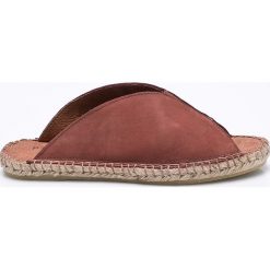 Pieces - Klapki. Brązowe kapcie damskie Pieces, z materiału. W wyprzedaży za 159.90 zł.