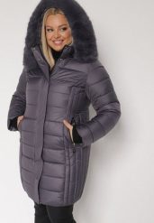 Fioletowa Długa Kurtka Pikowana z Odpinanym Kapturem i Futerkiem Retelma. Fioletowe kurtki damskie Born2be, plus size, bez wzorów, z futra. Za 339.99 zł.