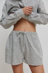 Krótkie spodenki z lnu i bawełny w paski BLACK & WHITE - BARRO -L. Białe szorty damskie Marsala, l, bez wzorów, z bawełny. W wyprzedaży za 75.96 zł.