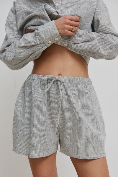 Krótkie spodenki z lnu i bawełny w paski BLACK & WHITE - BARRO -L. Białe szorty damskie Marsala, l, bez wzorów, z bawełny. W wyprzedaży za 75.96 zł.