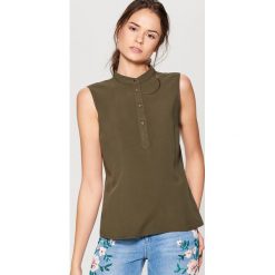 Zwiewny top z zapięciem przy dekolcie - Khaki. Bluzki damskie marki Mohito. W wyprzedaży za 39.99 zł.