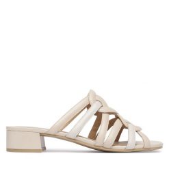 Klapki Caprice. Brązowe klapki damskie Caprice, bez wzorów, bez obcasa. Za 299.99 zł.