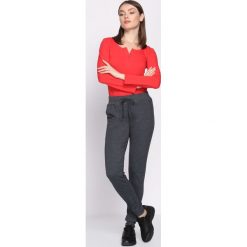 Ciemnoszare Spodnie Dresowe Occasion. Szare spodnie dresowe damskie Born2be, z dresówki. Za 49.99 zł.